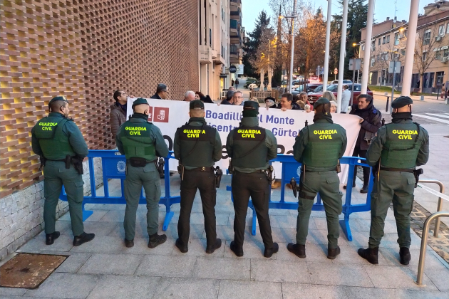 Protesta del PSOE de Boadilla del Monte en contra de la presència de Mariano Rajoy / Foto: Martí Odriozola i Marcé