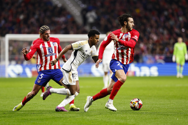 Rodrygo intentar marcharse de De Paul y Hermoso durante el Atlético de Madrid - Real Madrid / Foto: EFE