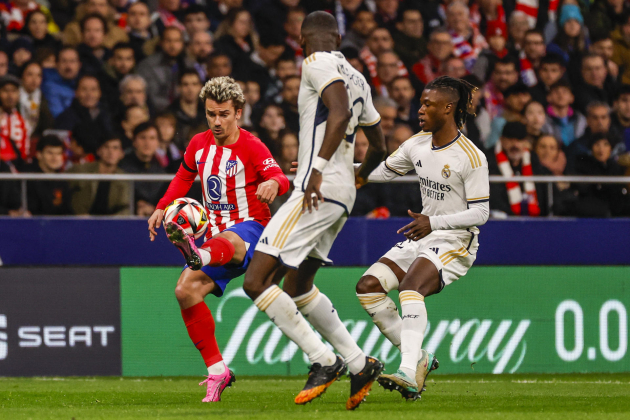 Griezmann controla el balon con el Atlético de Madrid rodeado de jugadores del Real Madrid / Foto: EFE
