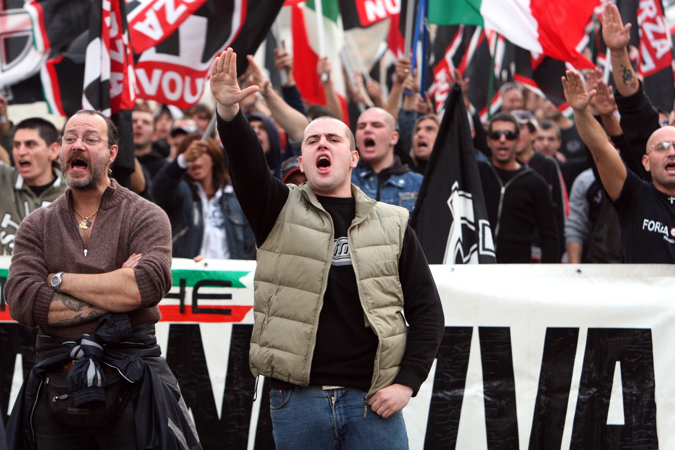 Manga ancha con el saludo fascista en Italia: solo es delito si se pretende reactivar el partido