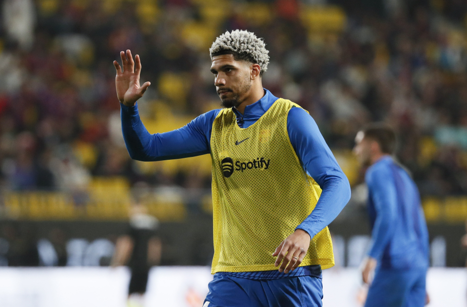 Ronald Araujo, durante un calentamiento prepartido con el Barça / Foto: EFE