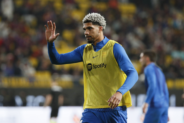 Ronald Araujo, durante un calentamiento prepartido con el Barça / Foto: EFE