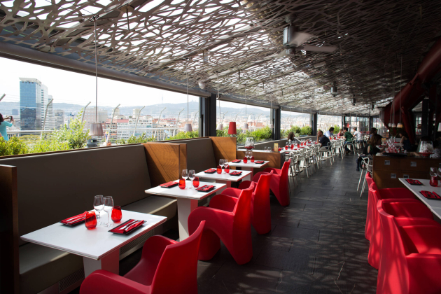 Una sala amb grans vidreres que inunden de llum el restaurant Abrassame