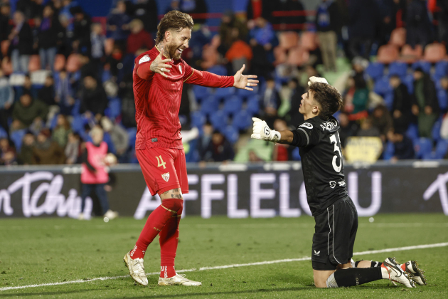 Sergio Ramos y Alberto Flores se abrazan para celebrar el pase a cuartos de final de la Copa del Rey / Foto: EFE