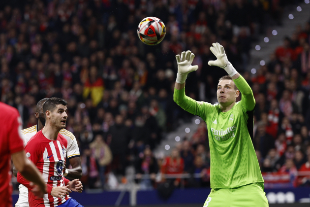 Lunin, tras una salida durante el Atlético de Madrid - Real Madrid / Foto: EFE Lunin, tras una salida durante el Atlético de Madrid - Real Madrid / Foto: EFE