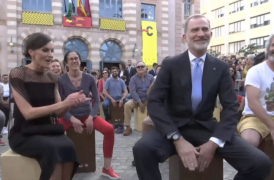 Felipe Vi toca al cajón en Cádiz con la reina Letizia haciendo palmas 20230328