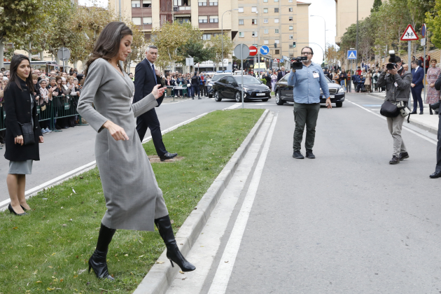 Letizia cruza la calle Tudela Navarra GTRES