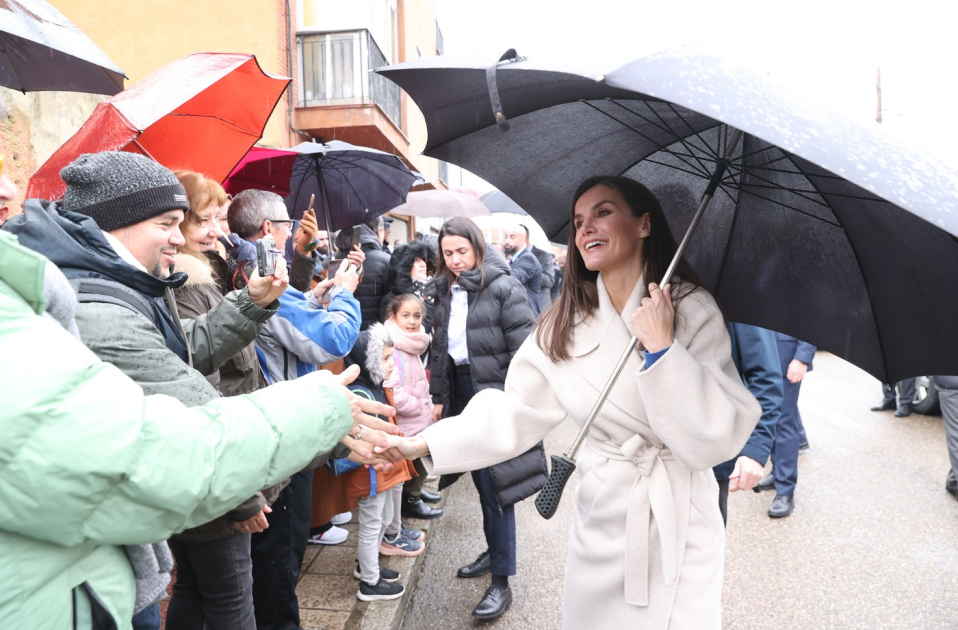 Letizia saluda en plena calle enero 2024, foto CR Letizia saluda en plena calle enero 2024, foto CR
