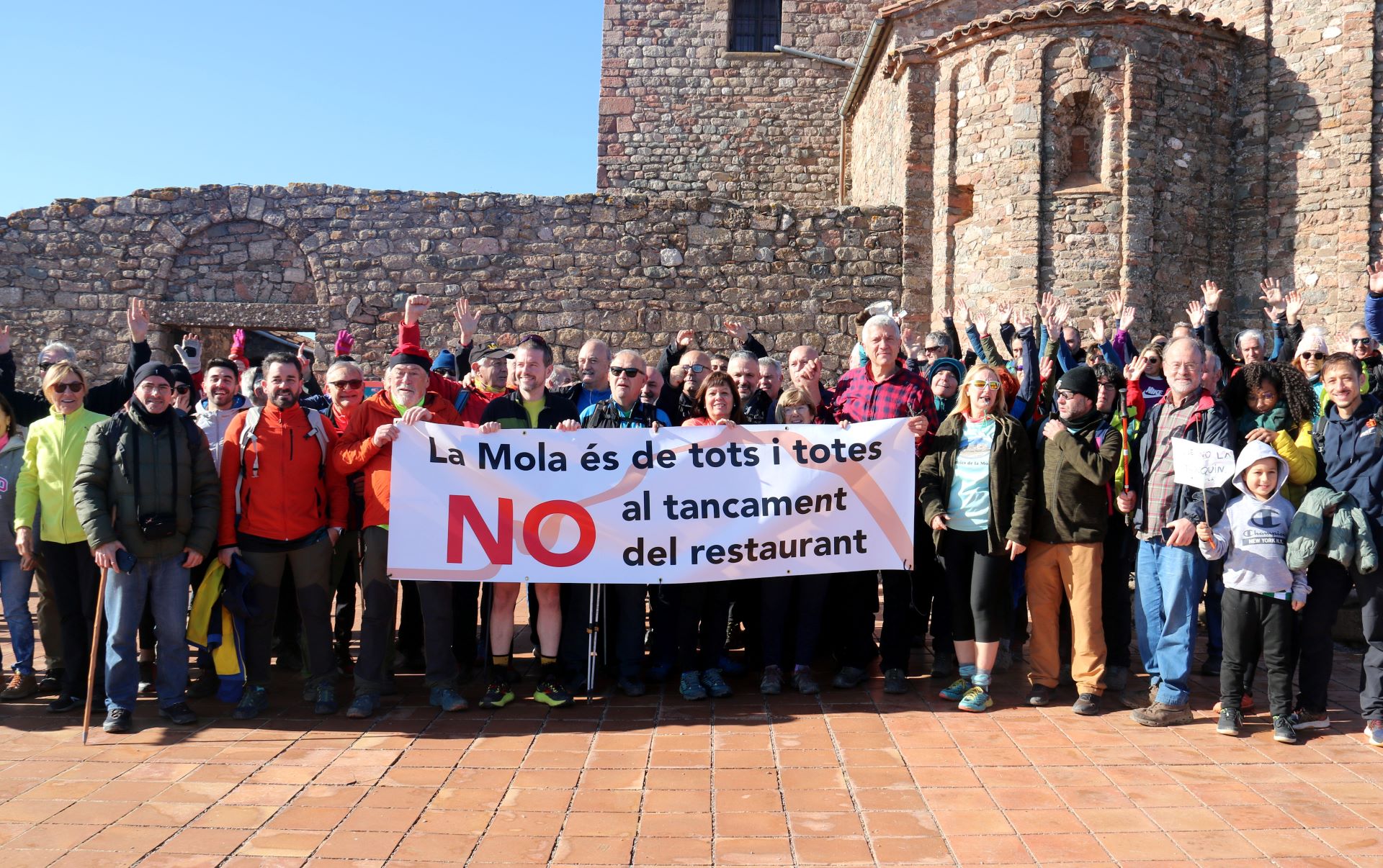 Excursionistas protestan por el cierre del restaurante de la Mola: "¡Queremos desayunar!"