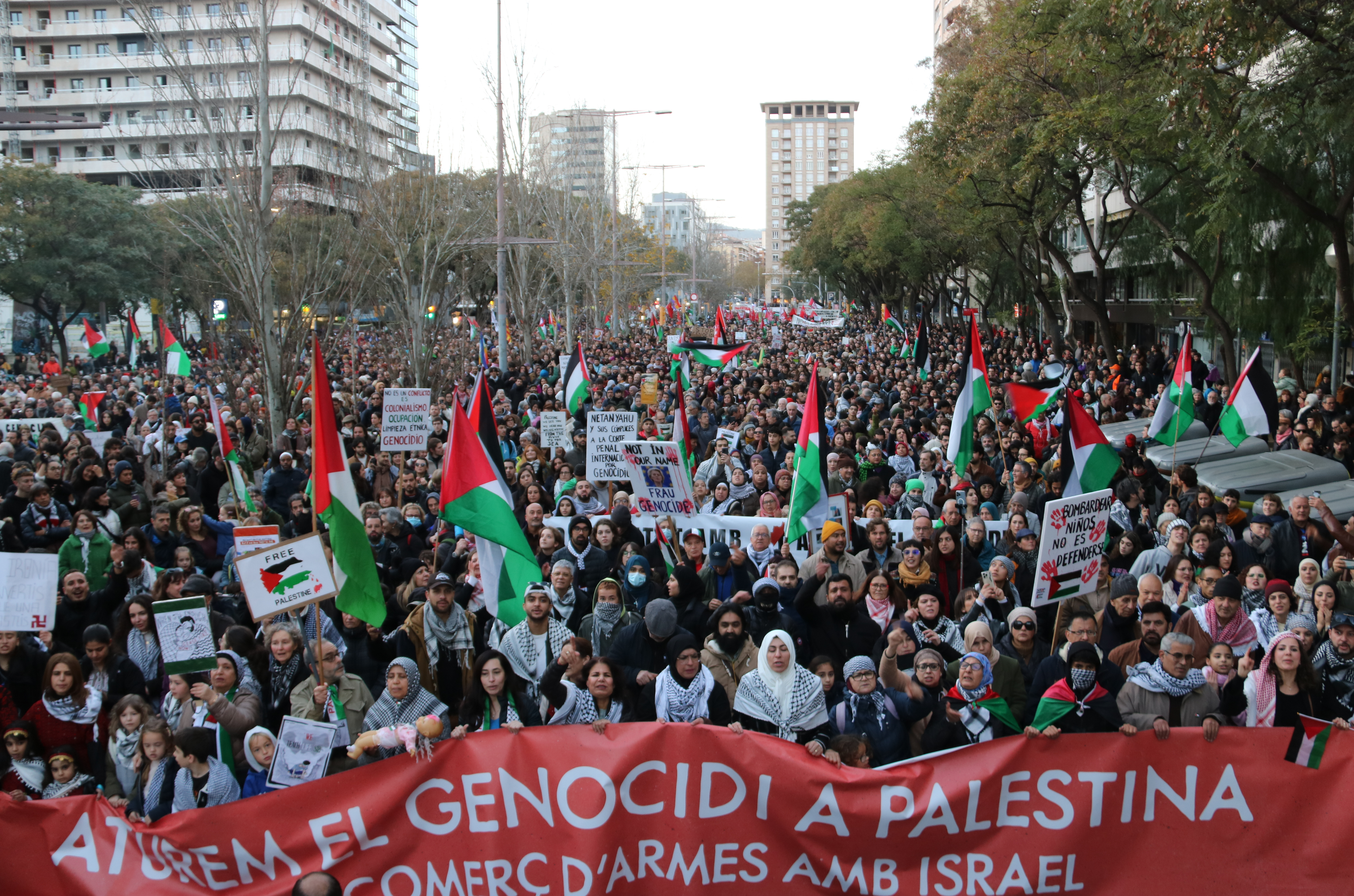 Barcelona, el far de les 91 manifestacions simultànies en suport a Palestina: "Boicot a Israel!"