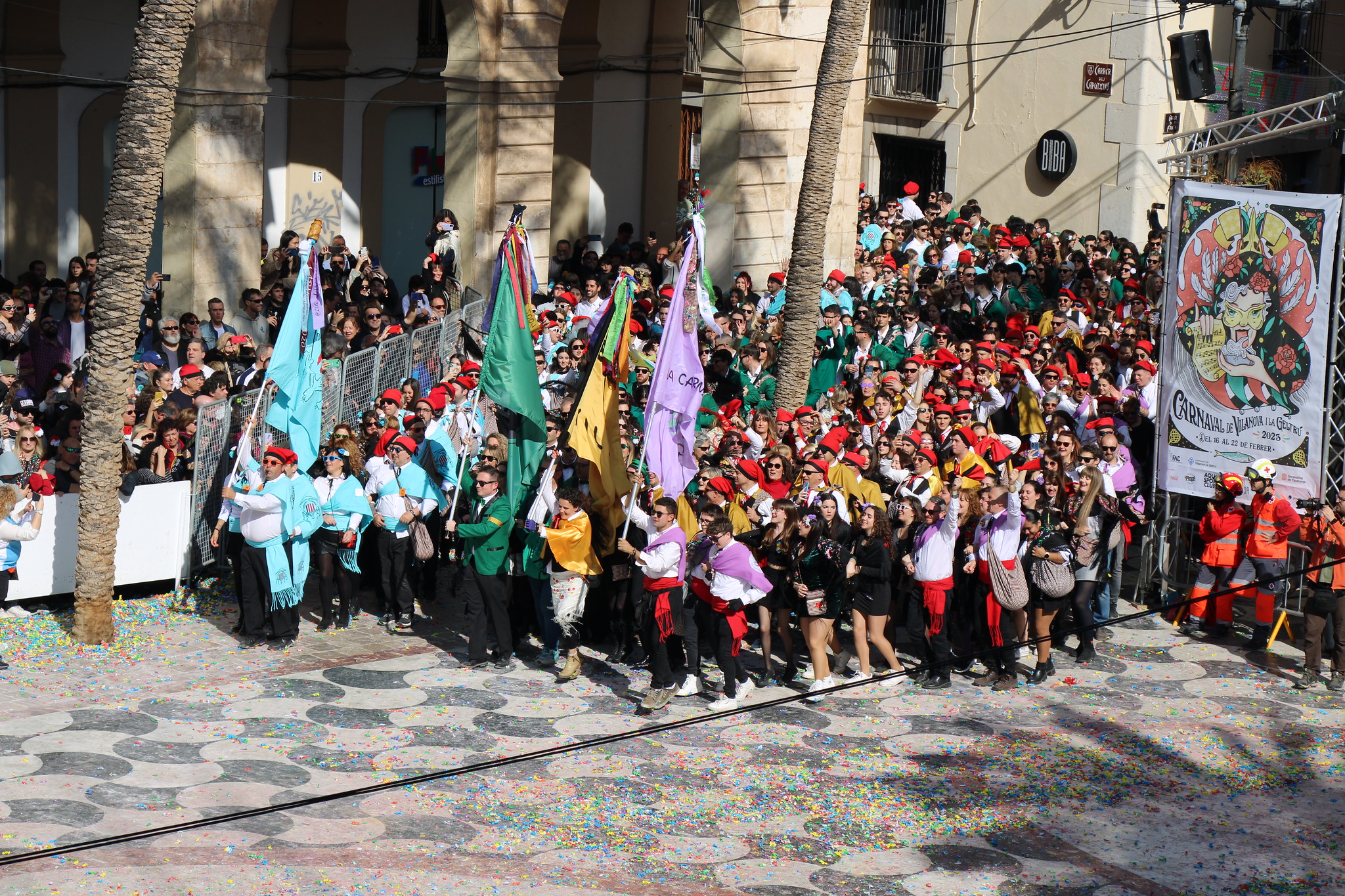 El campeonato al mejor escudo de los Països Catalans acaba con comparsas, cacao y una cazuela de la tierra