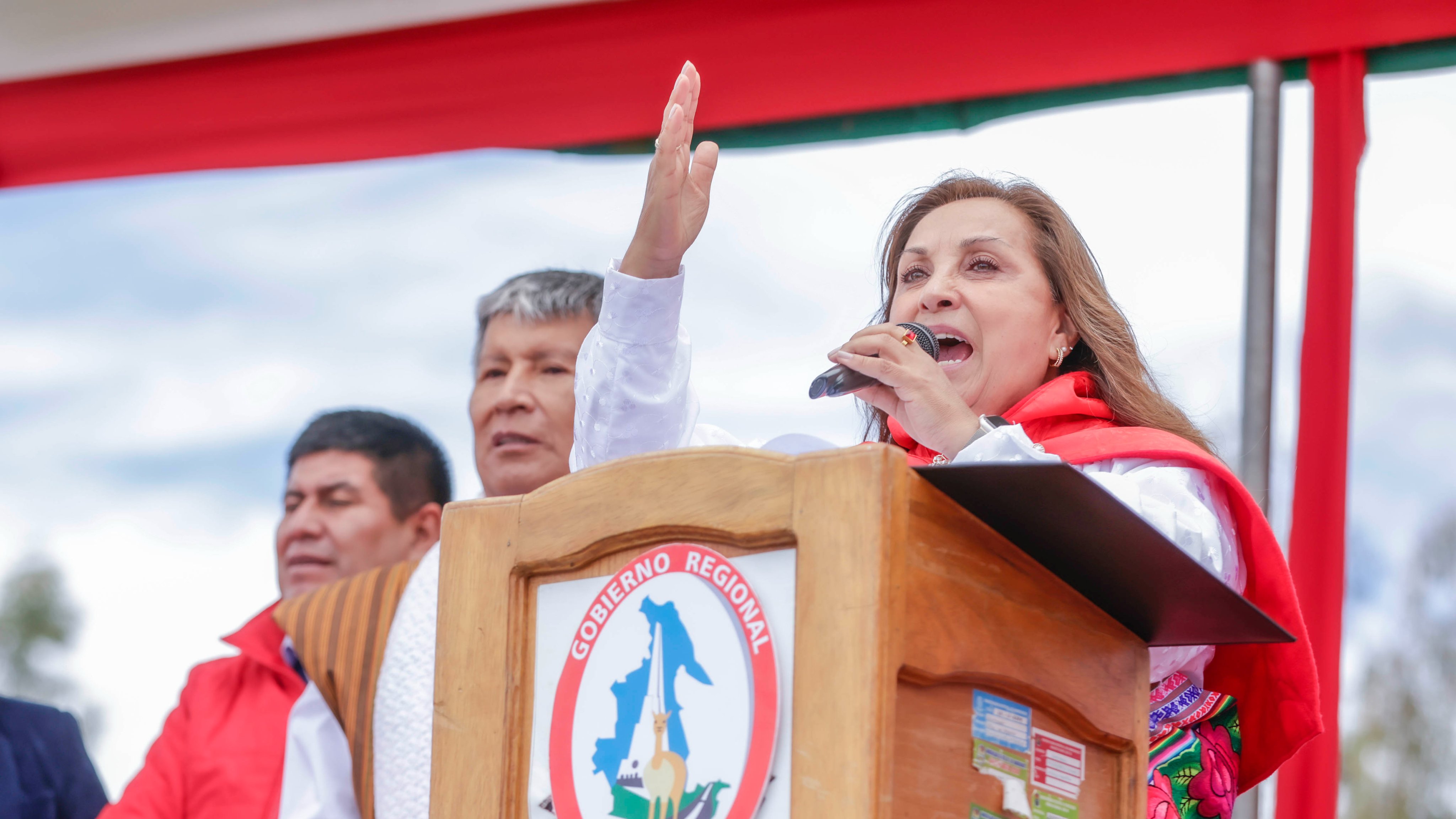 Detractors de la presidenta del Perú la reben amb empentes i estirada de cabells | VÍDEO