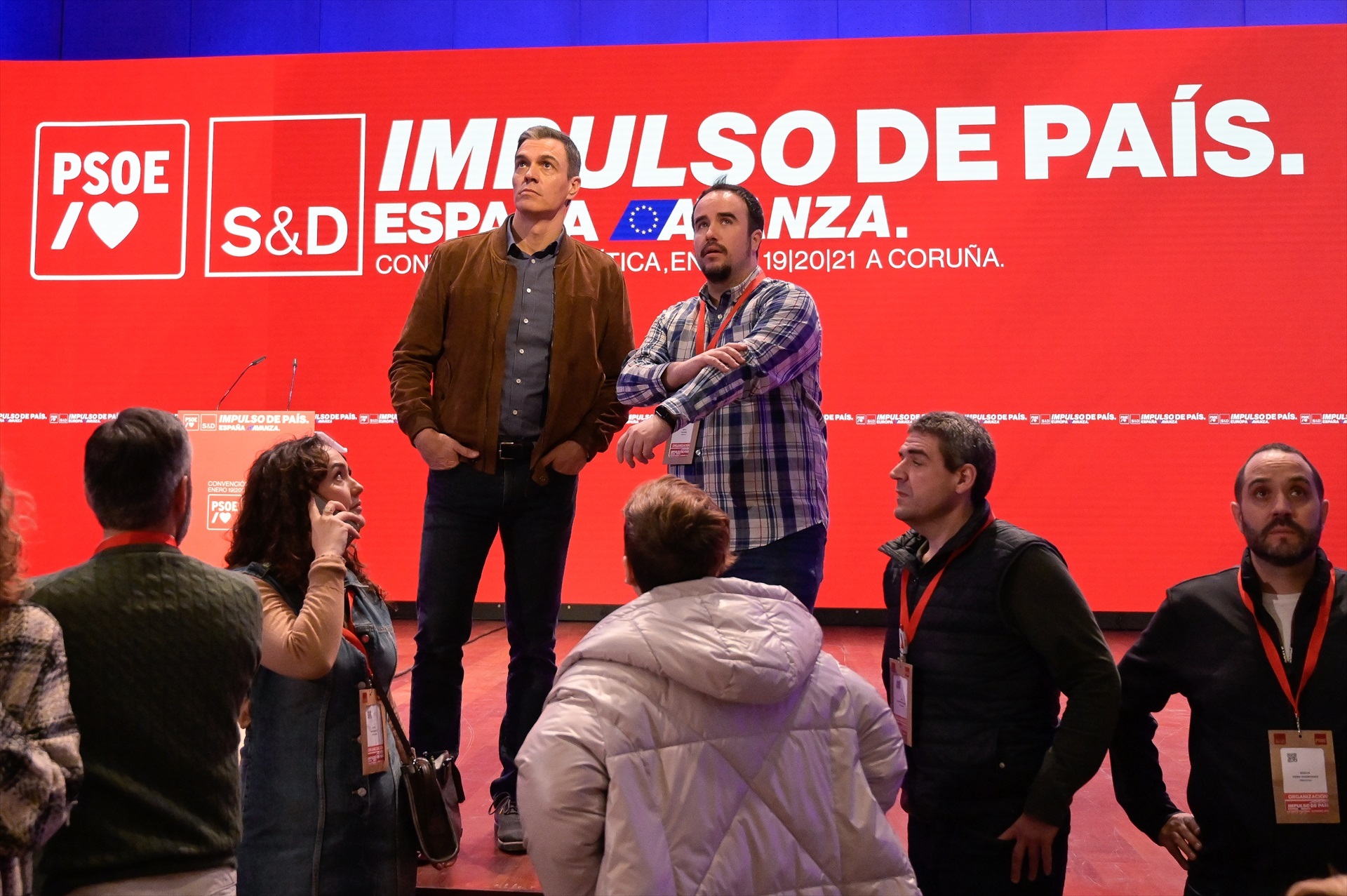 Interrupció abrupta del discurs de Sánchez per una emergència mèdica a la convenció política del PSOE