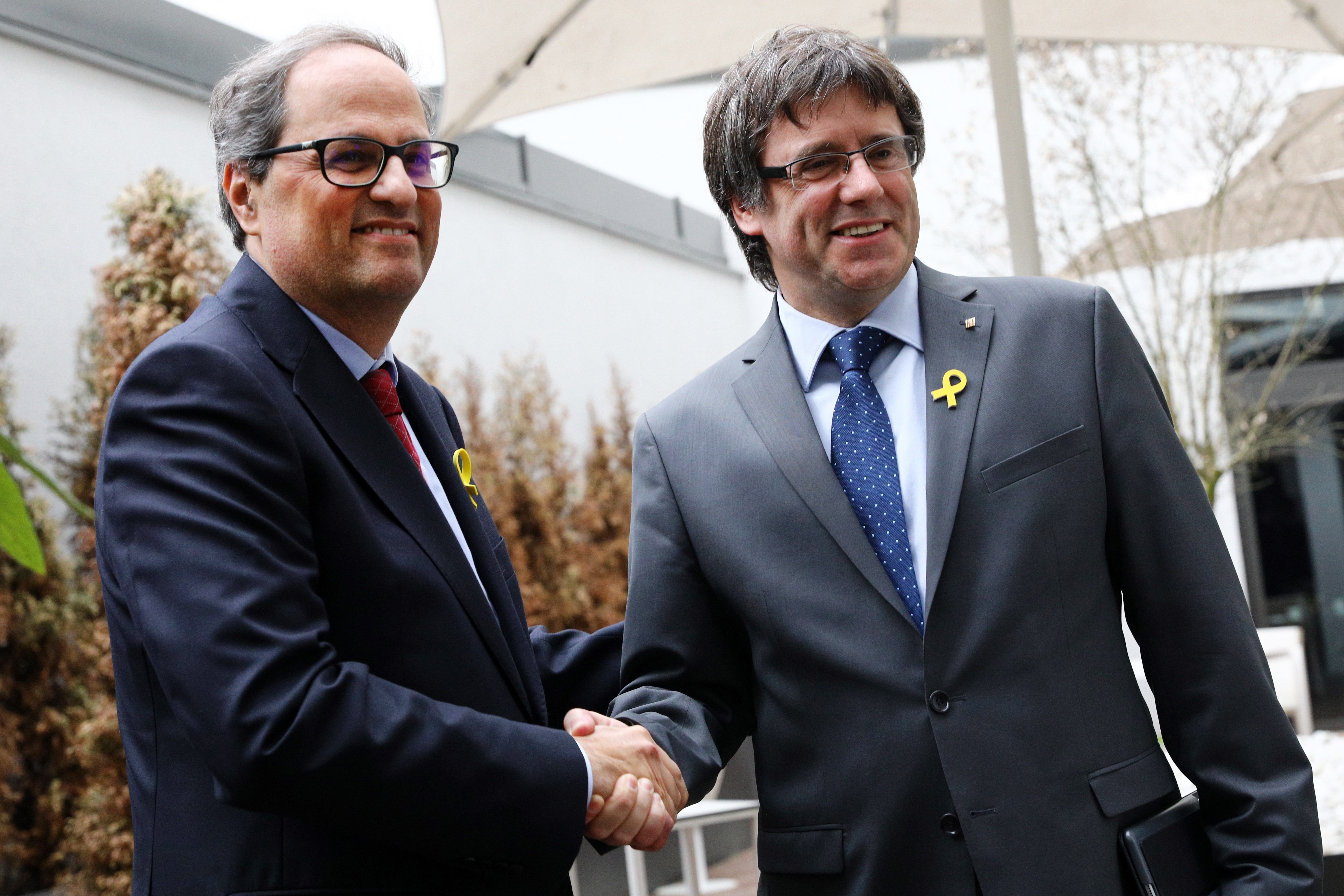 Torra and Puigdemont ask Rajoy for urgent dialogue and the end of intervention in Catalonia