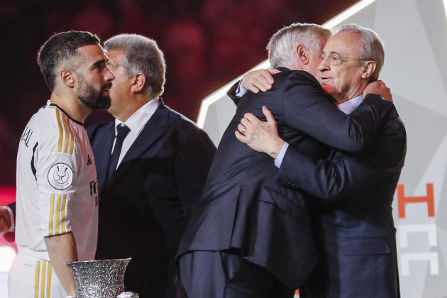Ancelotti y Florentino Pérez se dan un abrazo / Foto: EFE