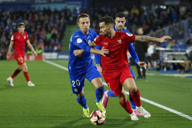 Suso protegiendo el balon ante Maksimovic Suso protegiendo el balon ante Maksimovic