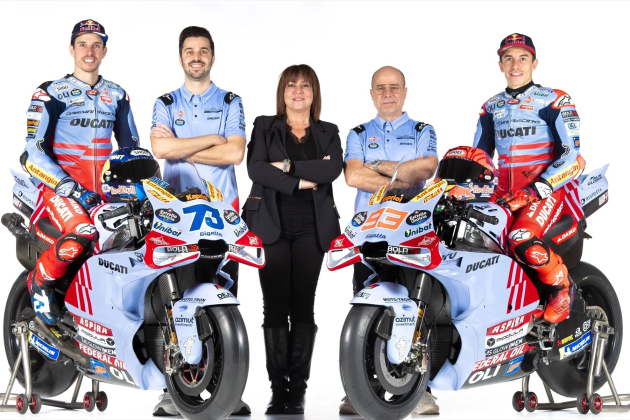 Marc Márquez Àlex Márquez posando como pilotos de Gresini / Foto: Europa Press