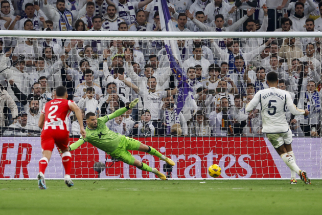 Bellingham anota un gol de penal|penalti contra el Almería / Foto: EFE