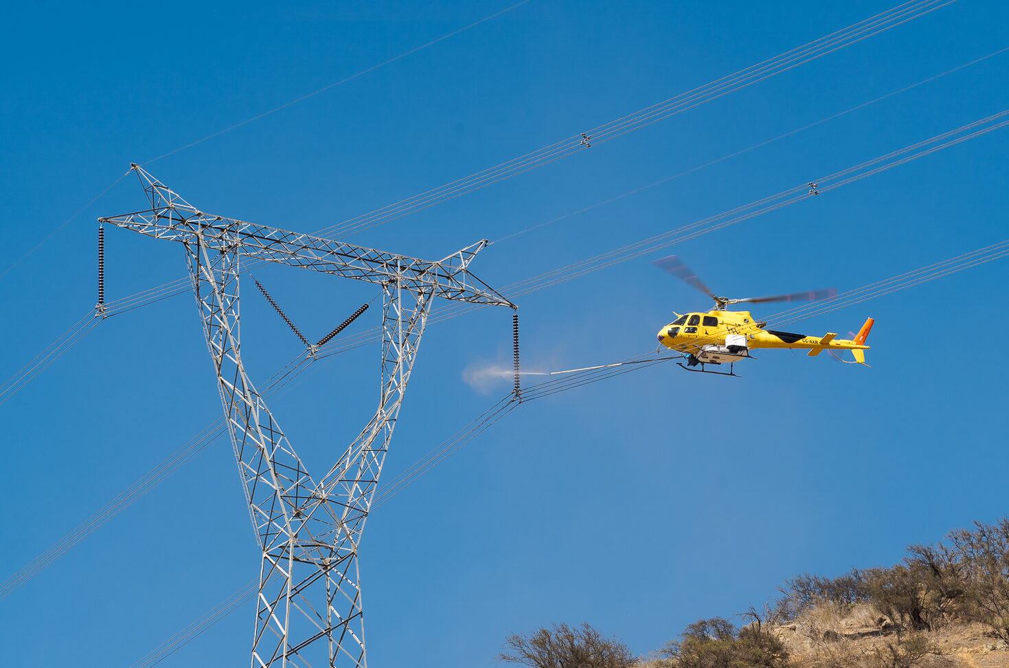 Los helicópteros también sirven para limpiar líneas de alta tensión