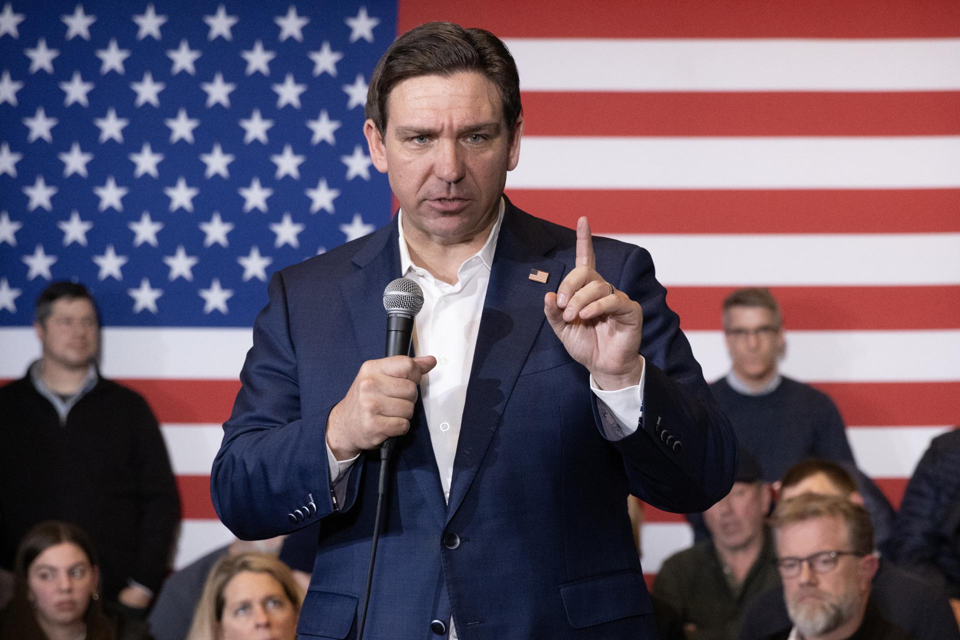 Ron DeSantis plega de les primàries republicanes i dona suport a Trump