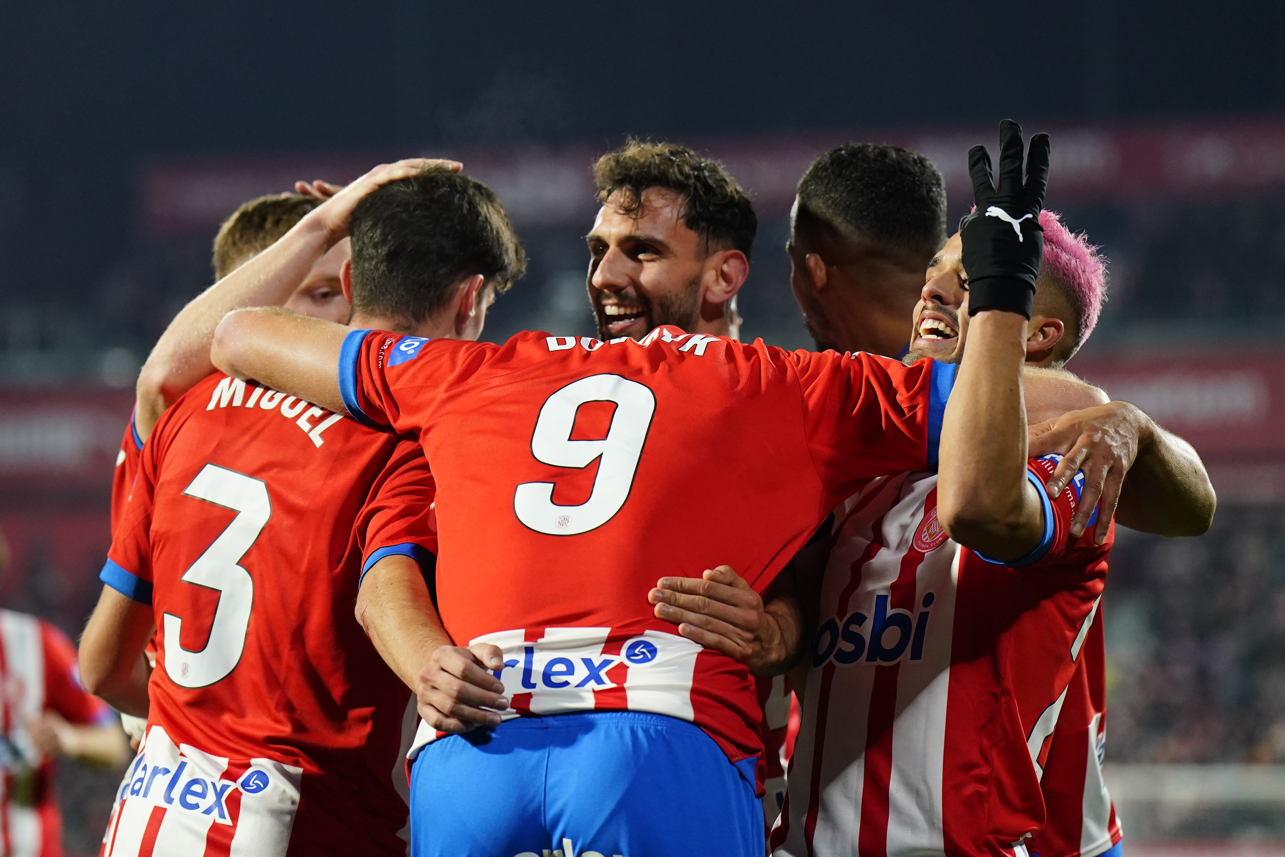 El Girona rompe su techo de puntos en Primera División con un festín a costa del Sevilla (5-1)