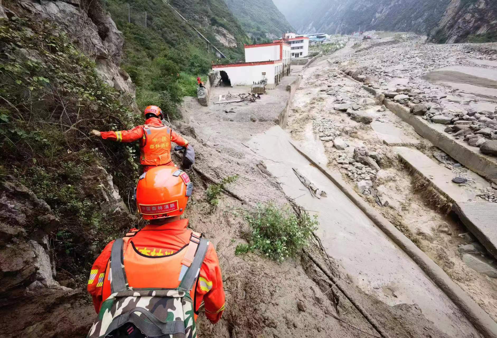 Un desprendimiento de tierra en China deja al menos a 47 personas atrapadas bajo los escombros