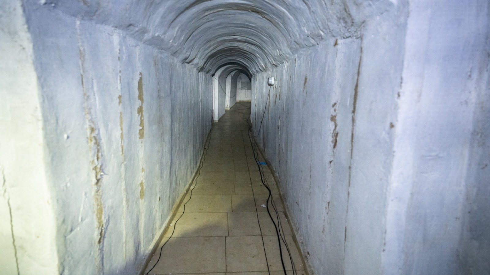 ¿Cómo era el túnel donde Hamás escondía rehenes en Khan Younis? | VÍDEO