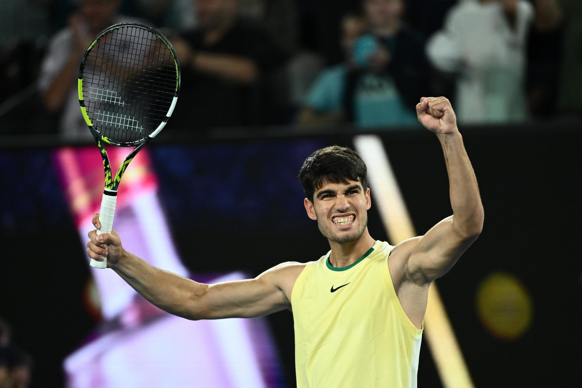 Carlos Alcaraz deslumbra a Miomir Kecmanovic y accede a los cuartos de final del Open de Australia