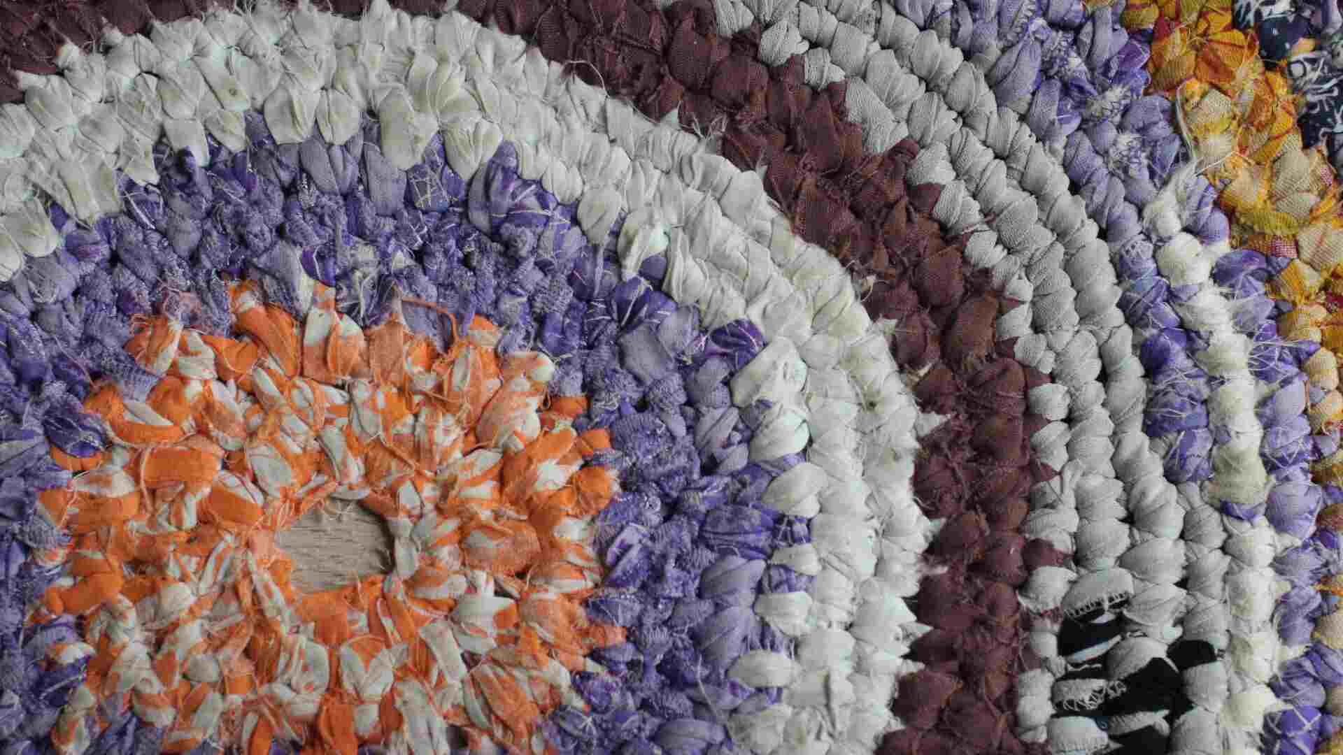 La manera definitiva de crear una alfombra chulísima con camisetas viejas