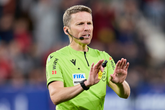 El ábitro Hernánde Hernández dirigiendo un partido de Primera División / Foto: Europa Press