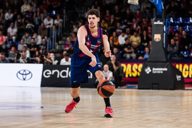 Oriol Paulí dando un pase durante un partido del Barça de básquet / Foto: Europa Press