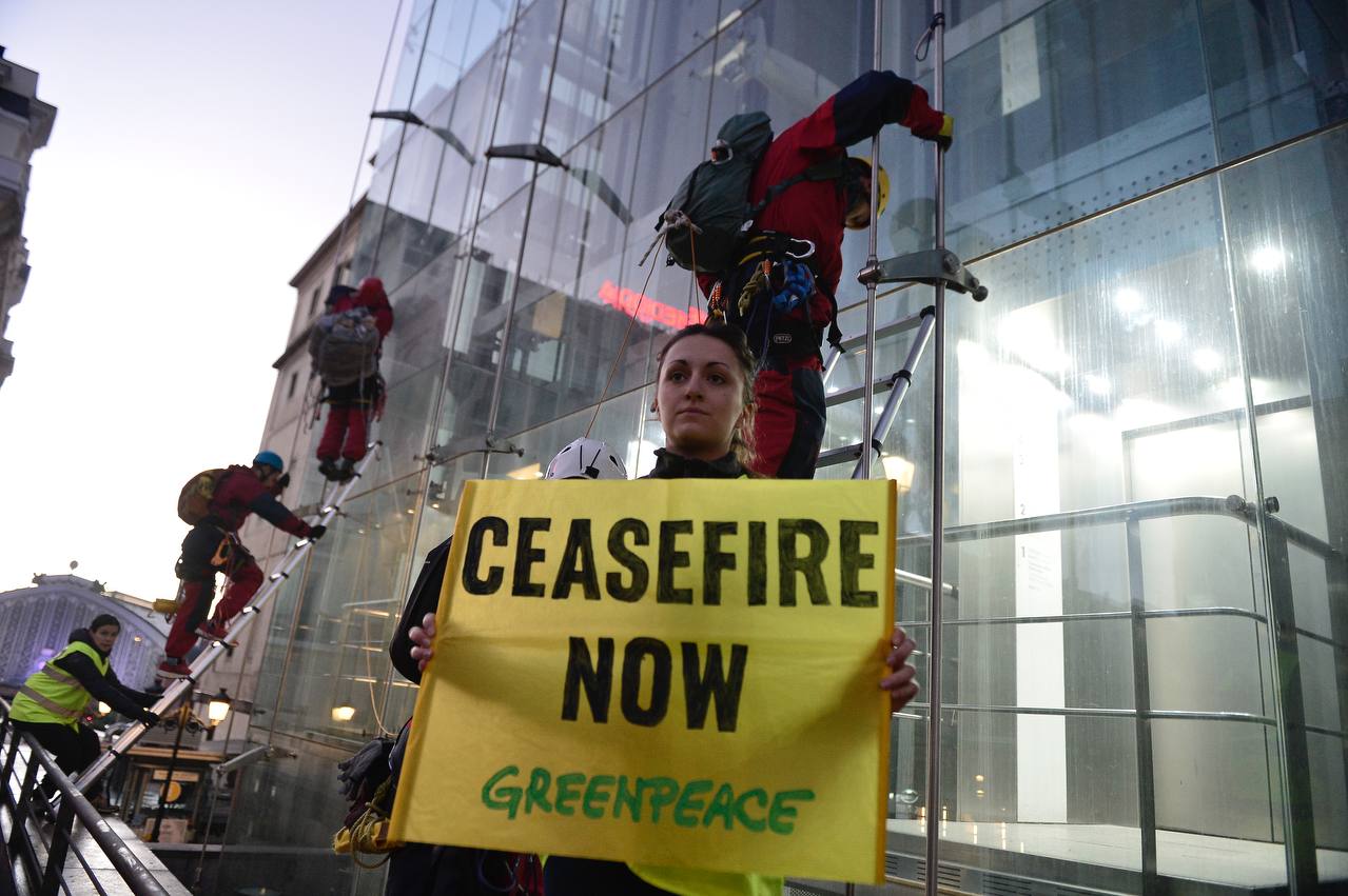 Miembros de Greenpeace escalan el museo Reina Sofía para pedir el alto el fuego en Gaza