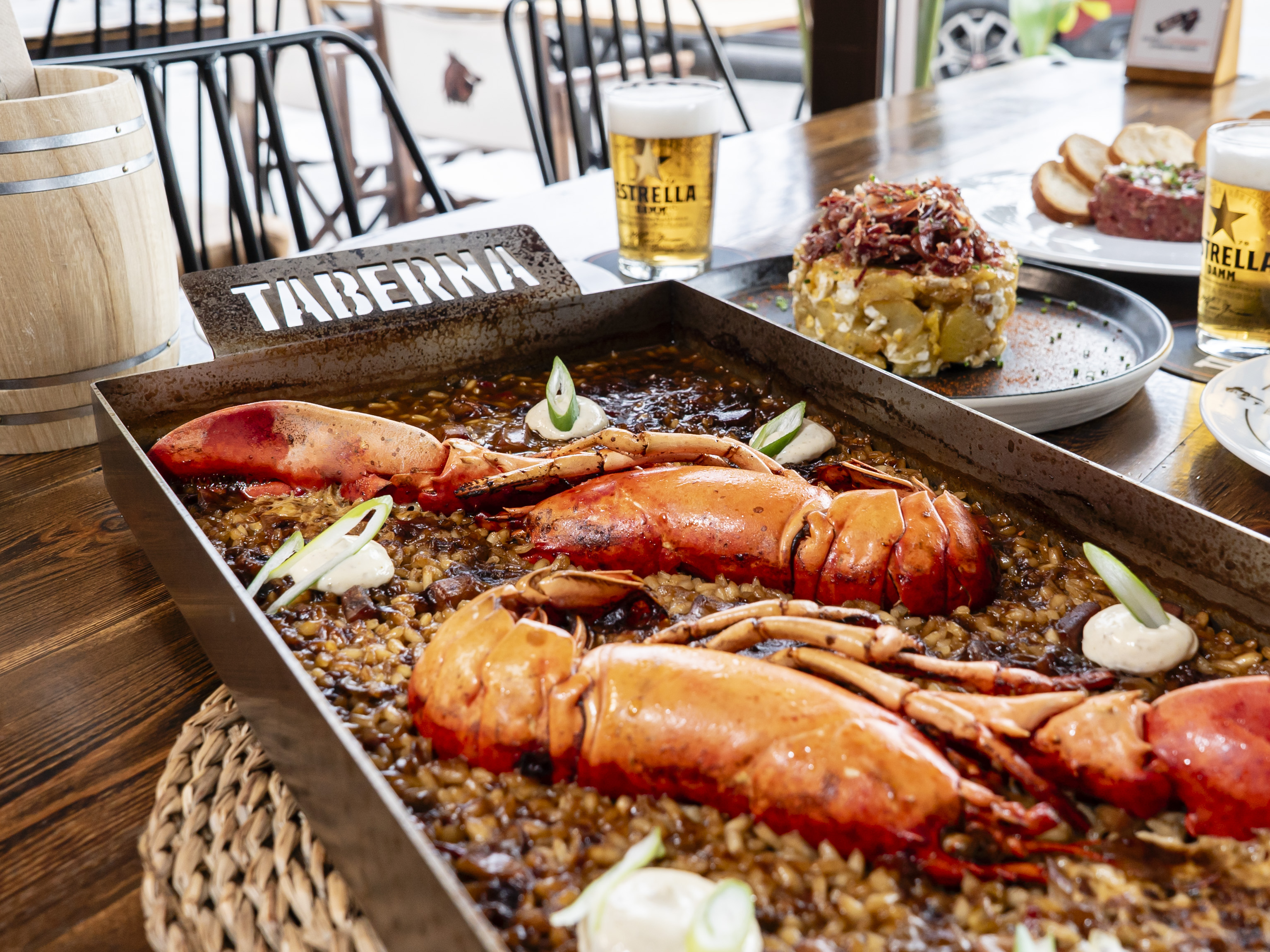 Arrossos de campionat i plats d'autor en una taverna marítima espectacular