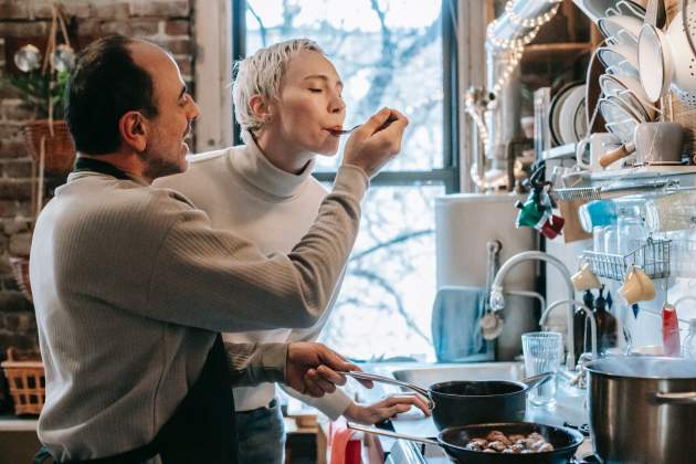 Cocinar en pareja por Sant Valentí / Foto: Pexels