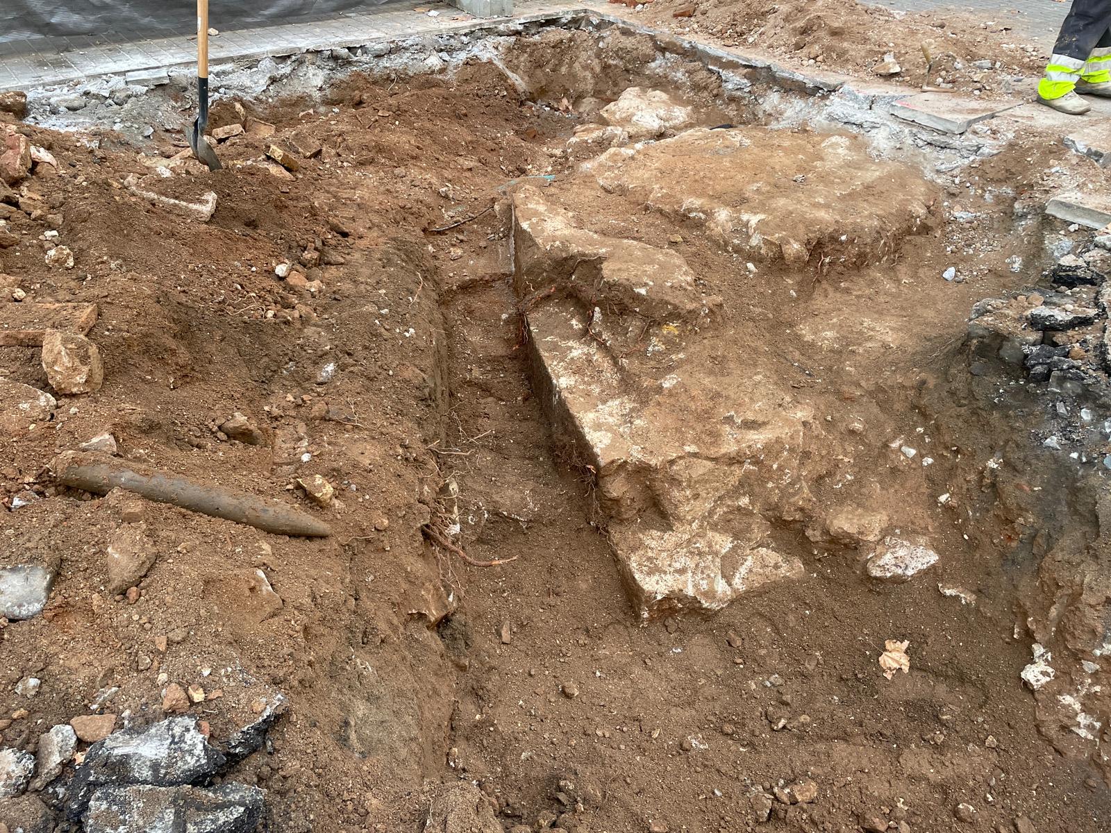 Aflora un tramo de la muralla de Barcelona en la ronda de Sant Antoni