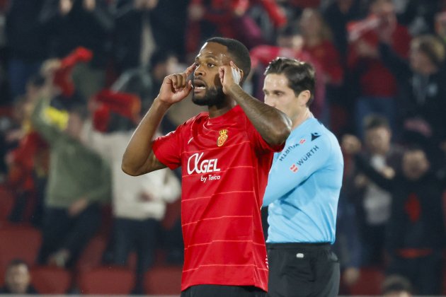 Larin demana tranquilitat després de marcar el primer gol del Mallorca - Girona / Foto: EFE