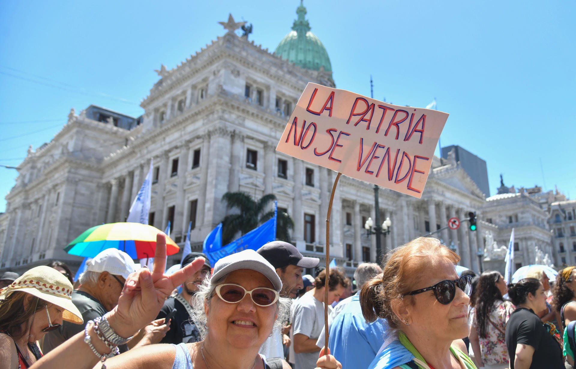 Miles de argentinos se manifiestan en Buenos Aires en la primera huelga general contra Milei