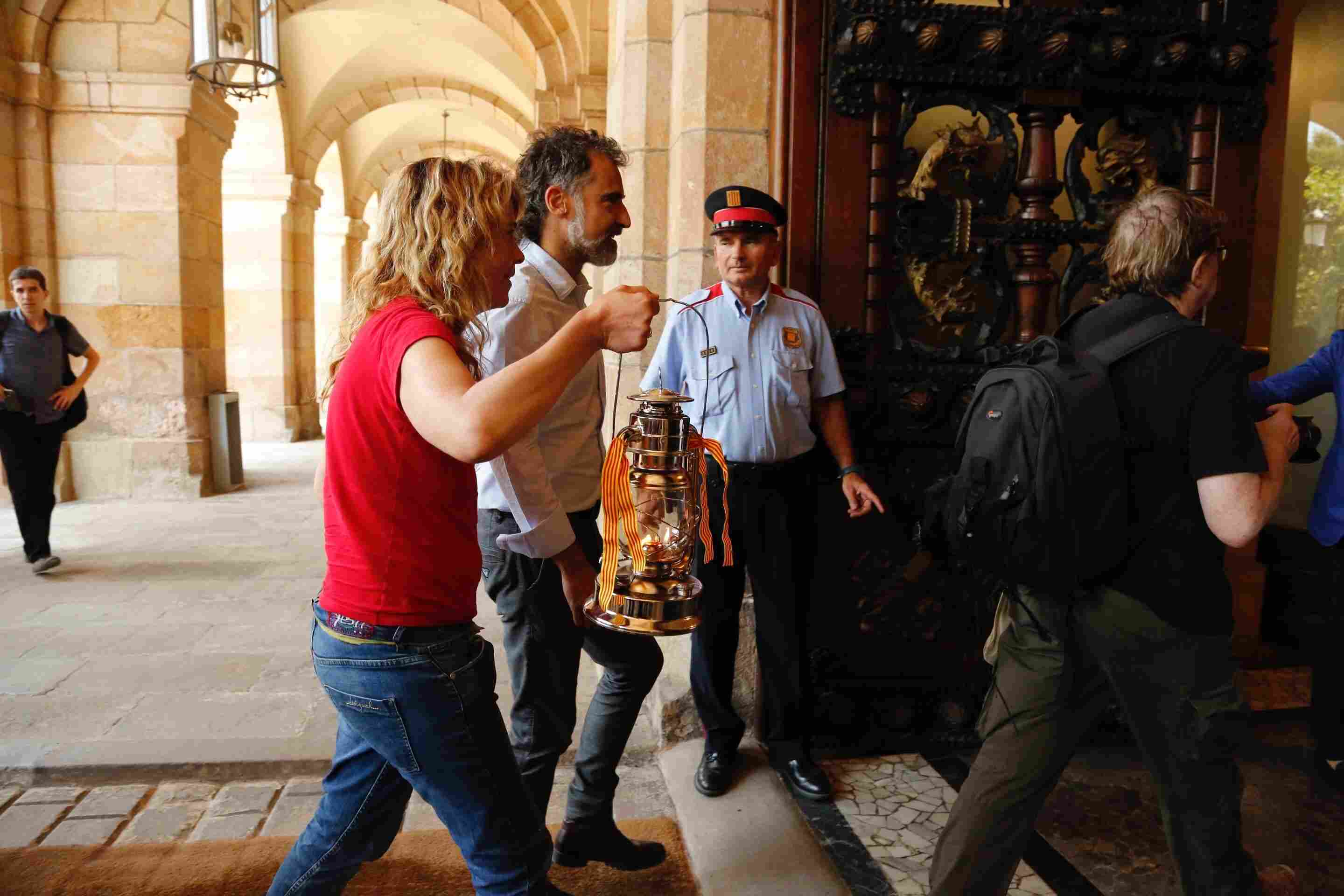 Absència de l'oposició en l'arribada de la Flama del Canigó al Parlament