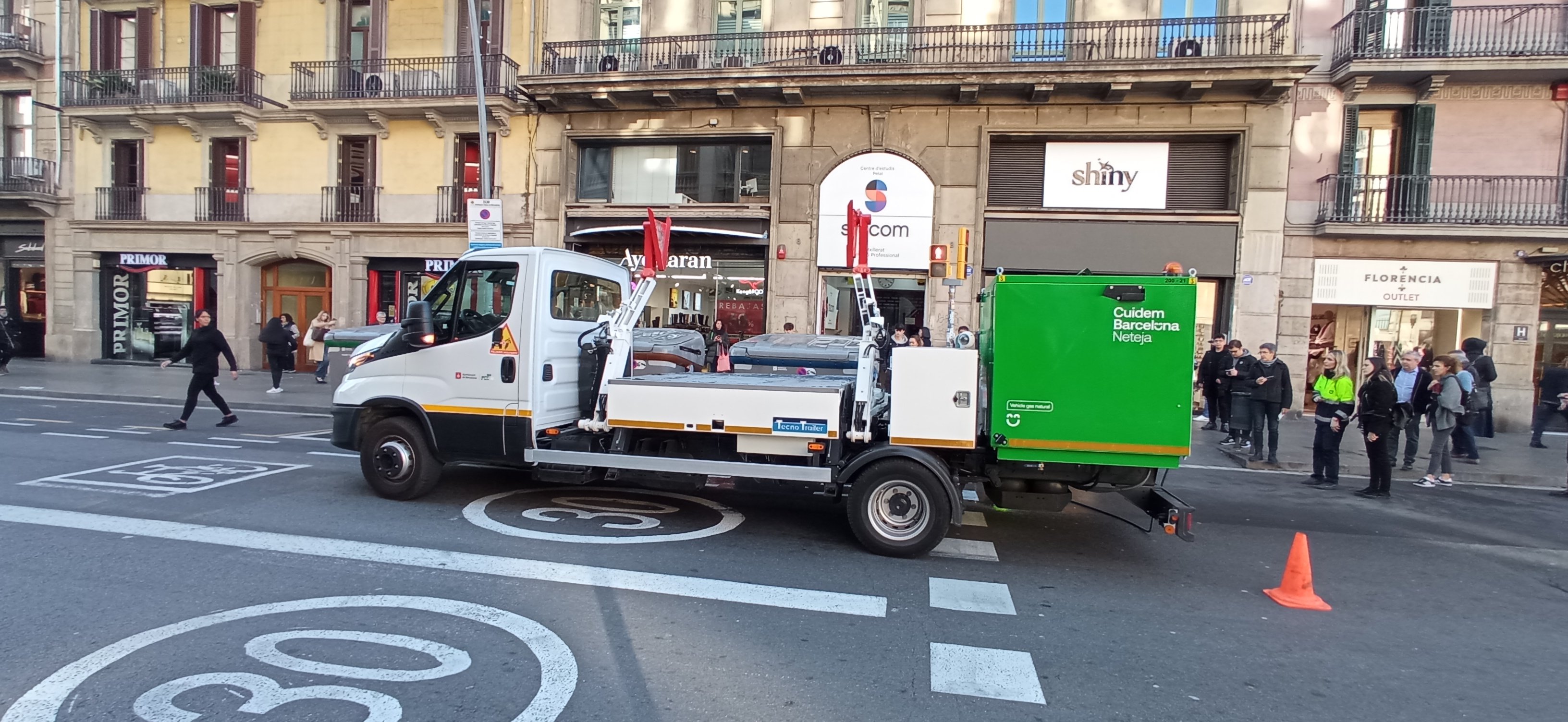 Así es el camión-cangrejo, la última innovación en limpieza del Ayuntamiento de Barcelona
