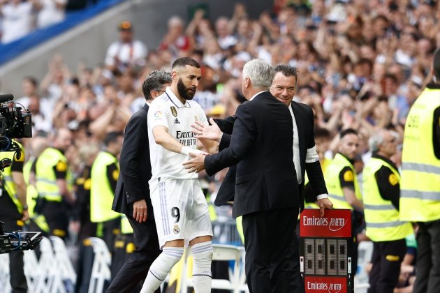 Karim Benzema y Carlo Ancelotti se saludan Bernabeu Europa Press