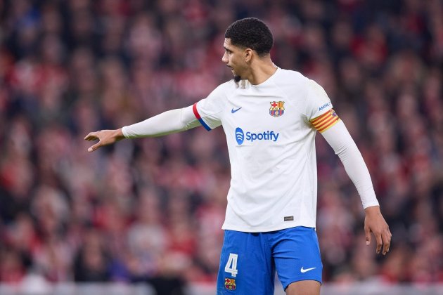 Ronald Araujo, señalando durante un partido del  Barça / Foto: Europa Press