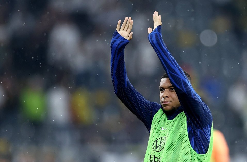 Kylian Mbappé saludant després d'un partit del PSG / Foto: Europa Press