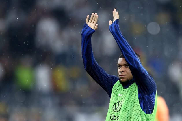 Kylian Mbappé saludant després d'un partit del PSG / Foto: Europa Press