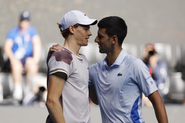Djokovic i Sinner se saluden després del seu partit a l'Open d'Austràlia / Foto: EFE