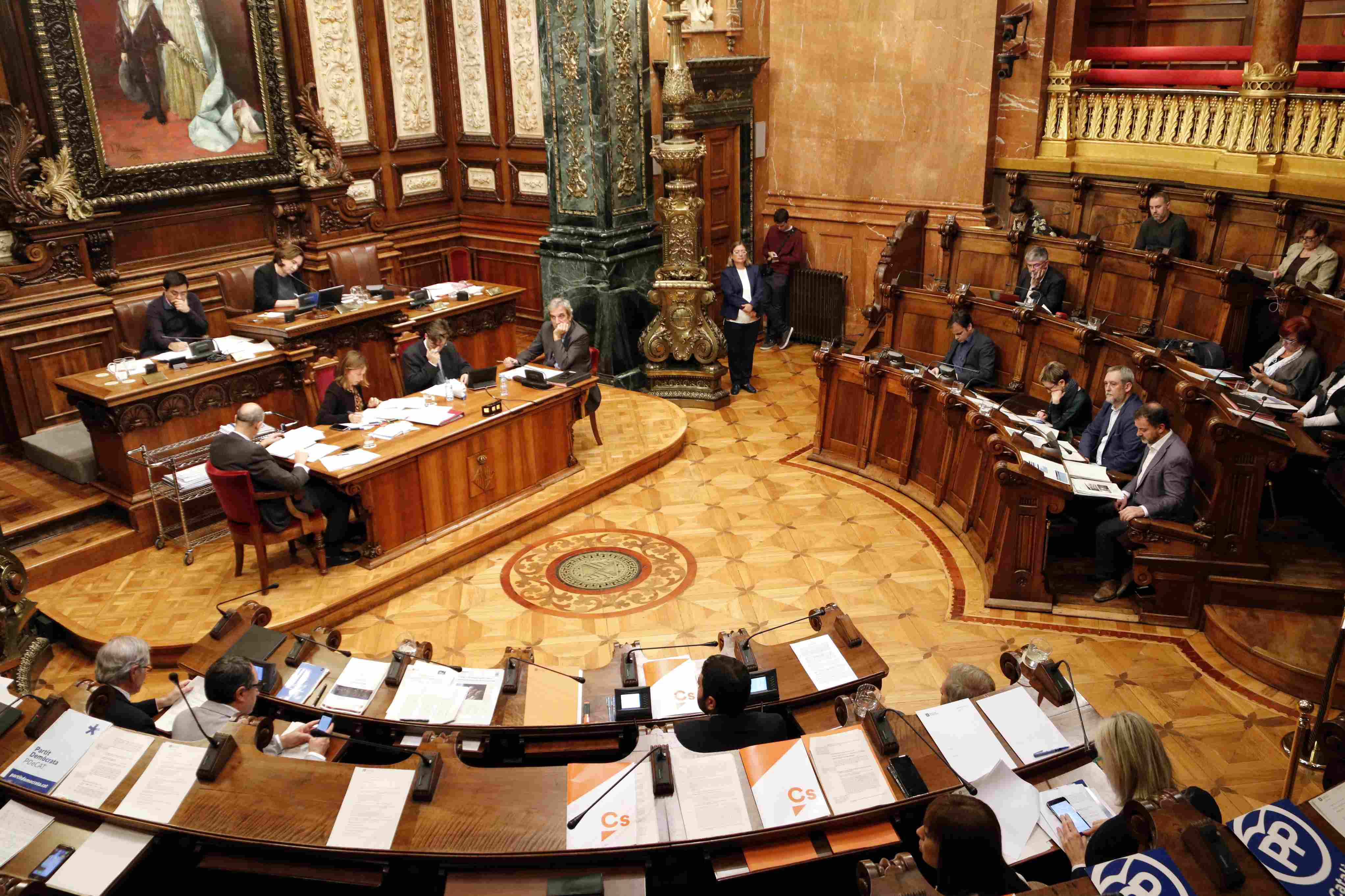 El Ayuntamiento de Barcelona rechaza el 155 con el PSC en contra