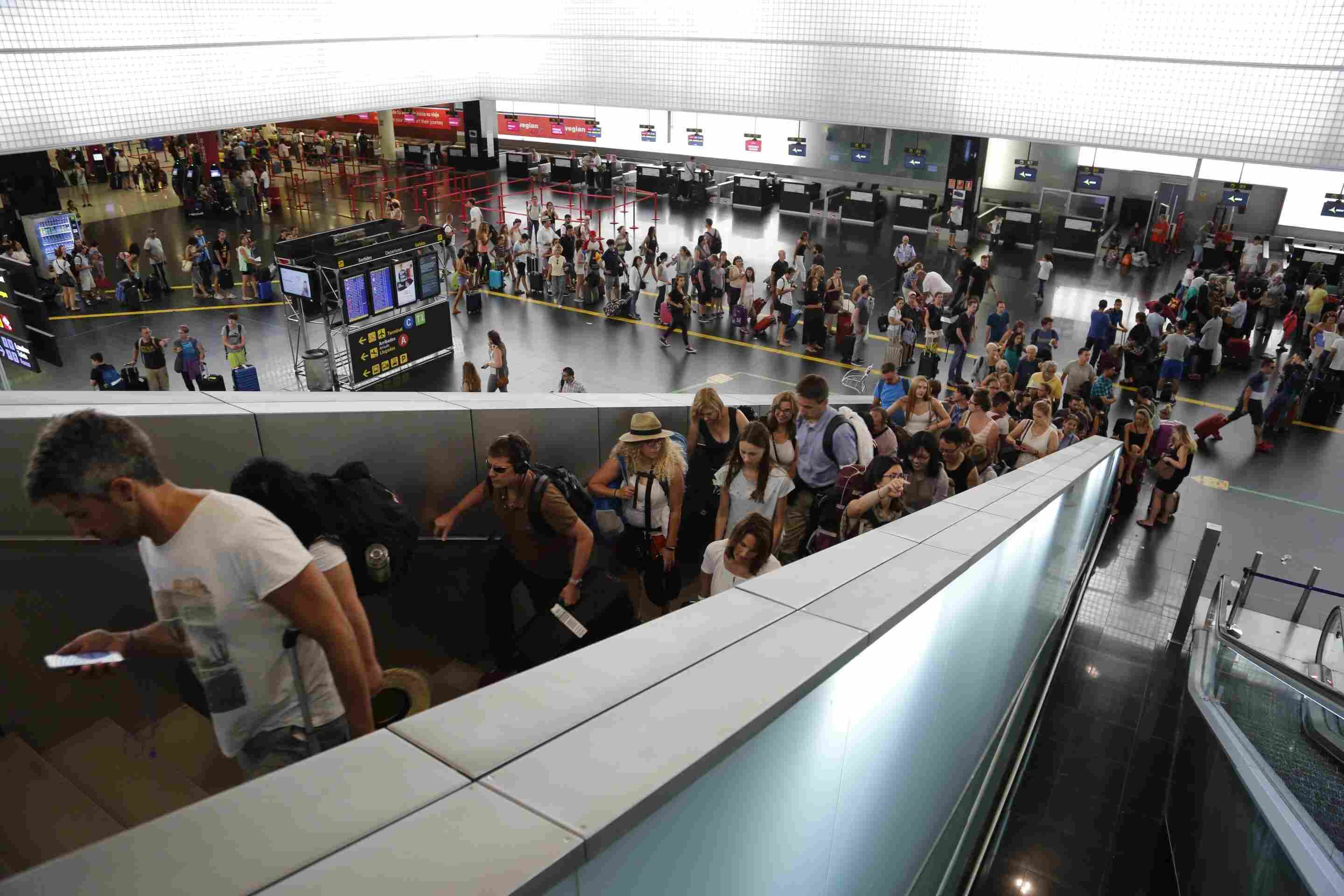 El Prat se queda a sólo 46.257 pasajeros de igualar Barajas en julio