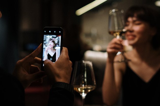 Selfie copa de vino_pexels_cottonbro studio 4255492 Selfie copa de vino_pexels_cottonbro studio 4255492