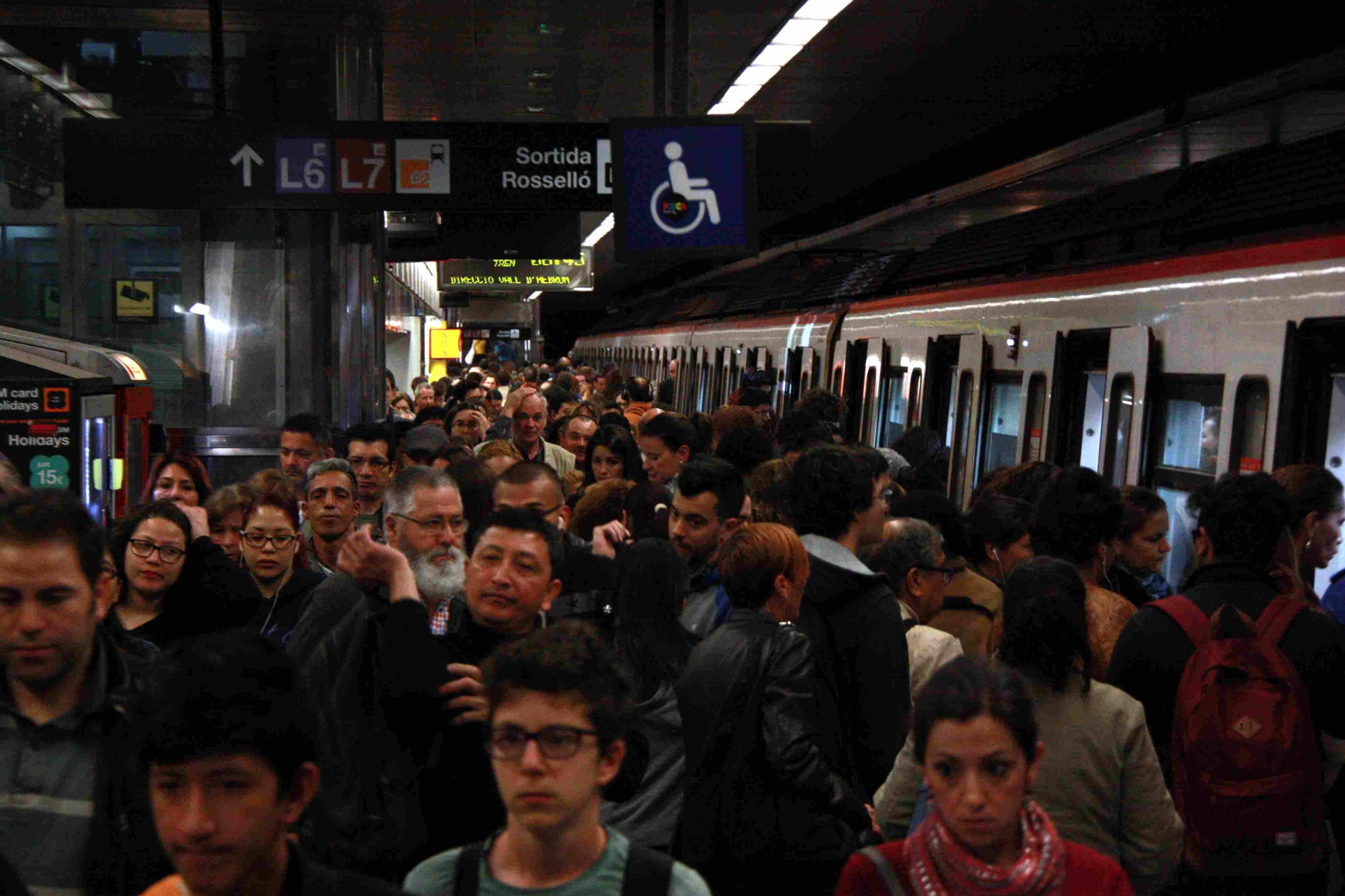 Aglomeracions a andanes i trens pel segon dilluns de vaga de metro