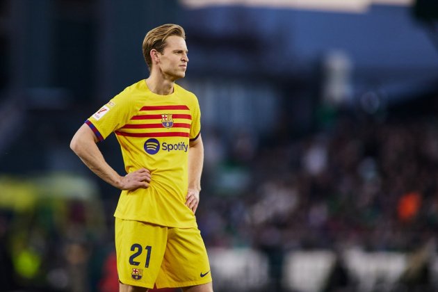 Frenkie de Jong, preocupat durant un partit del Barça / Foto: Europa Press