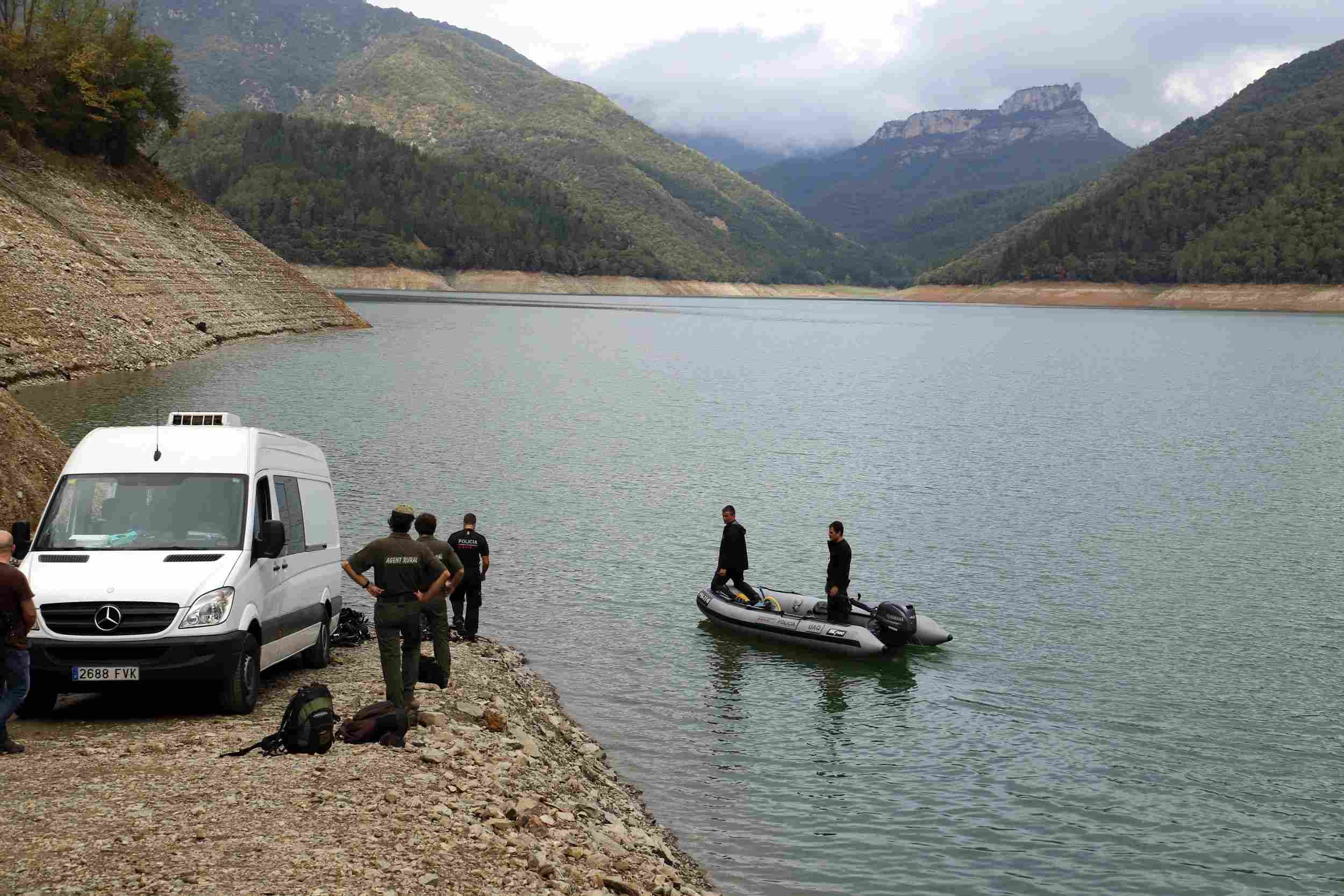 Unos jóvenes encontraron un kayak en Susqueda el sábado, medio hundido y con piedras dentro